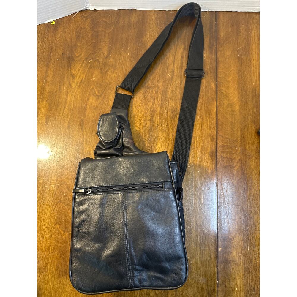 Genuine soft black leather Buxton unisex crossbody shoulder sling bag.